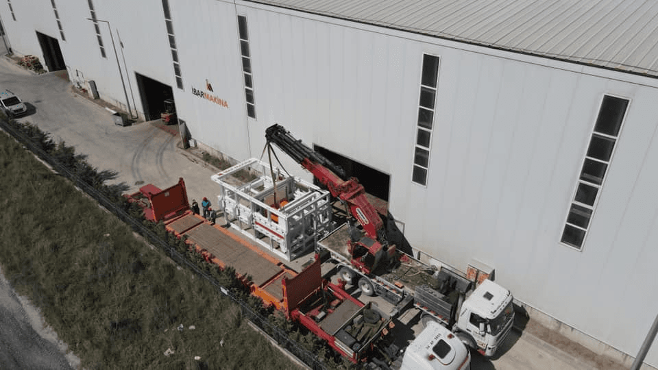 İbar Makina fabrikasında montajı süren briket makinası