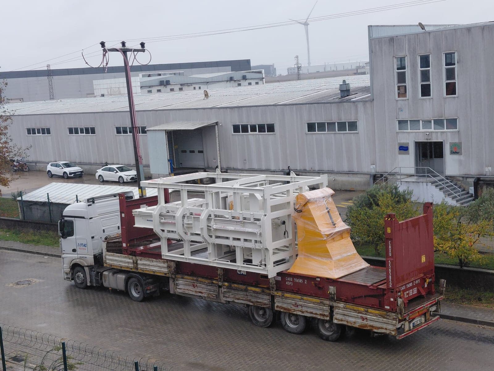 CPM 1400 PRO automatic concrete pipe machine on a flat-rack container truck, ready to leave the İbar Makina factory for Costa Rica